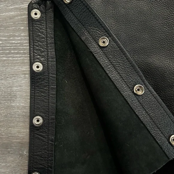Men’s Diamond Plate Black Leather Motorcycle Chaps, Size Extra Large. - Picture 7 of 16